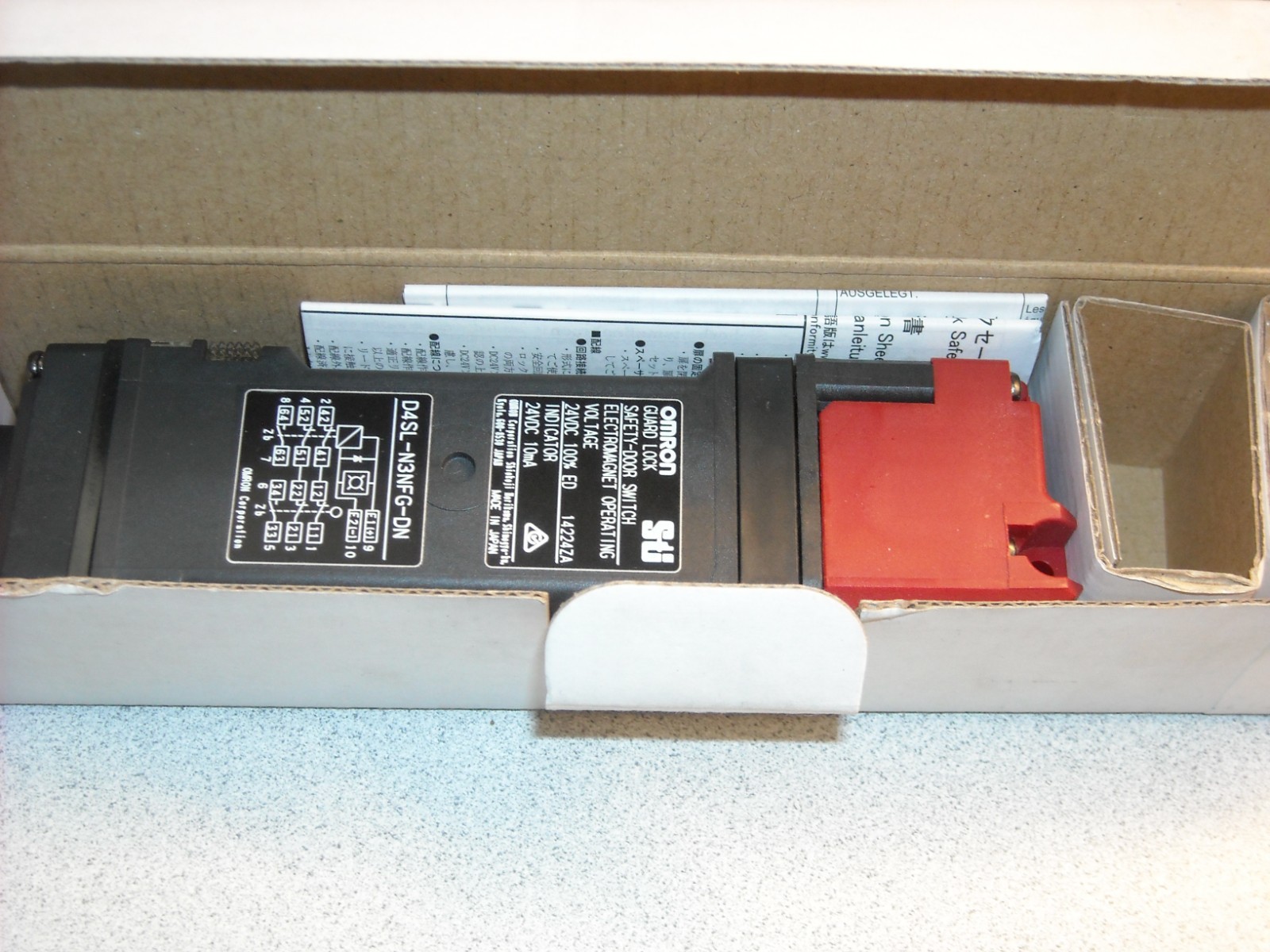 ONE NEW Omron D4SL-N3NFG-DN Guard Lock Safety Door Switch