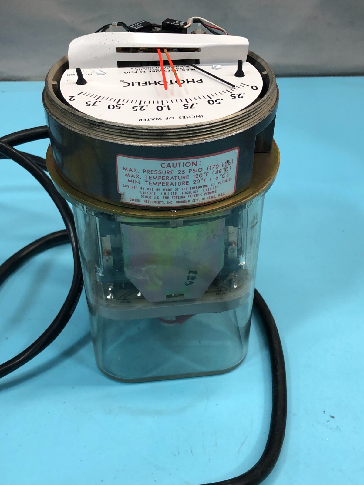 DWYER 3002C Series 3000, Photohelic, Pressure Switch/Gage., 184266