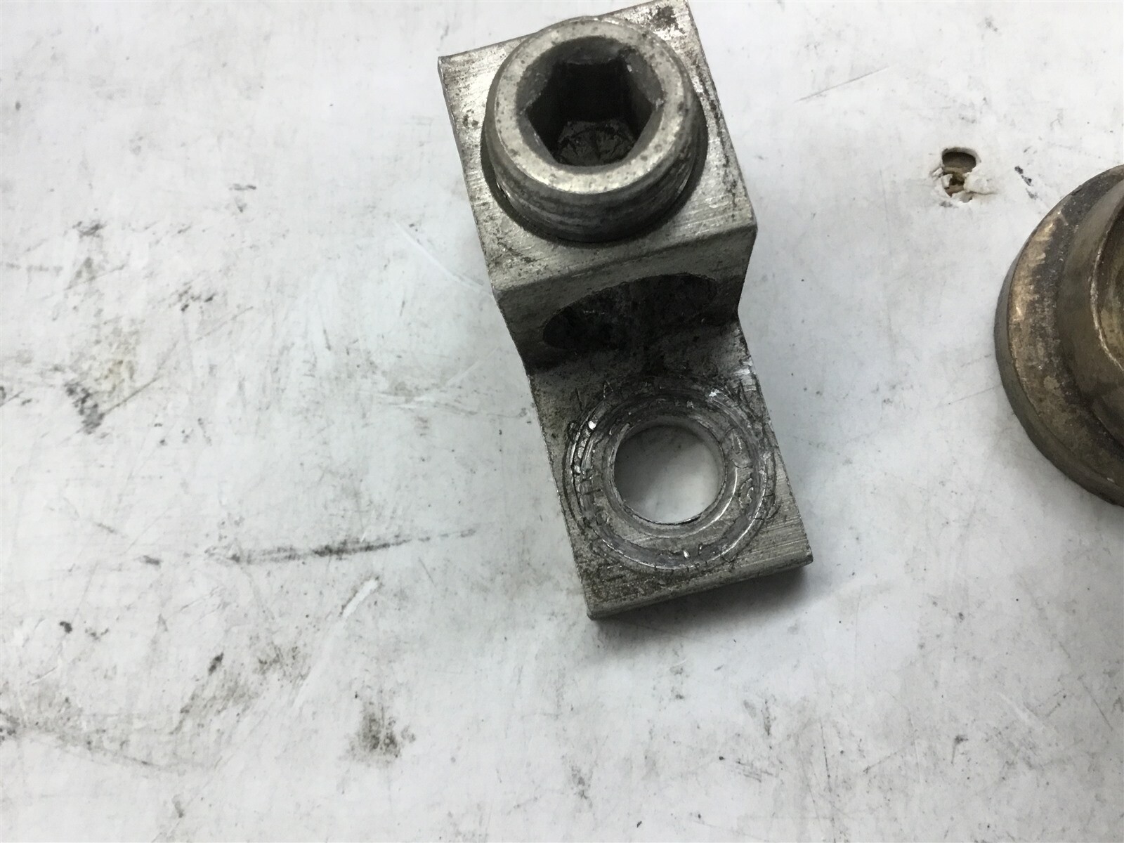 Lot Of 8–Various Size Lugs Selling As Pictured