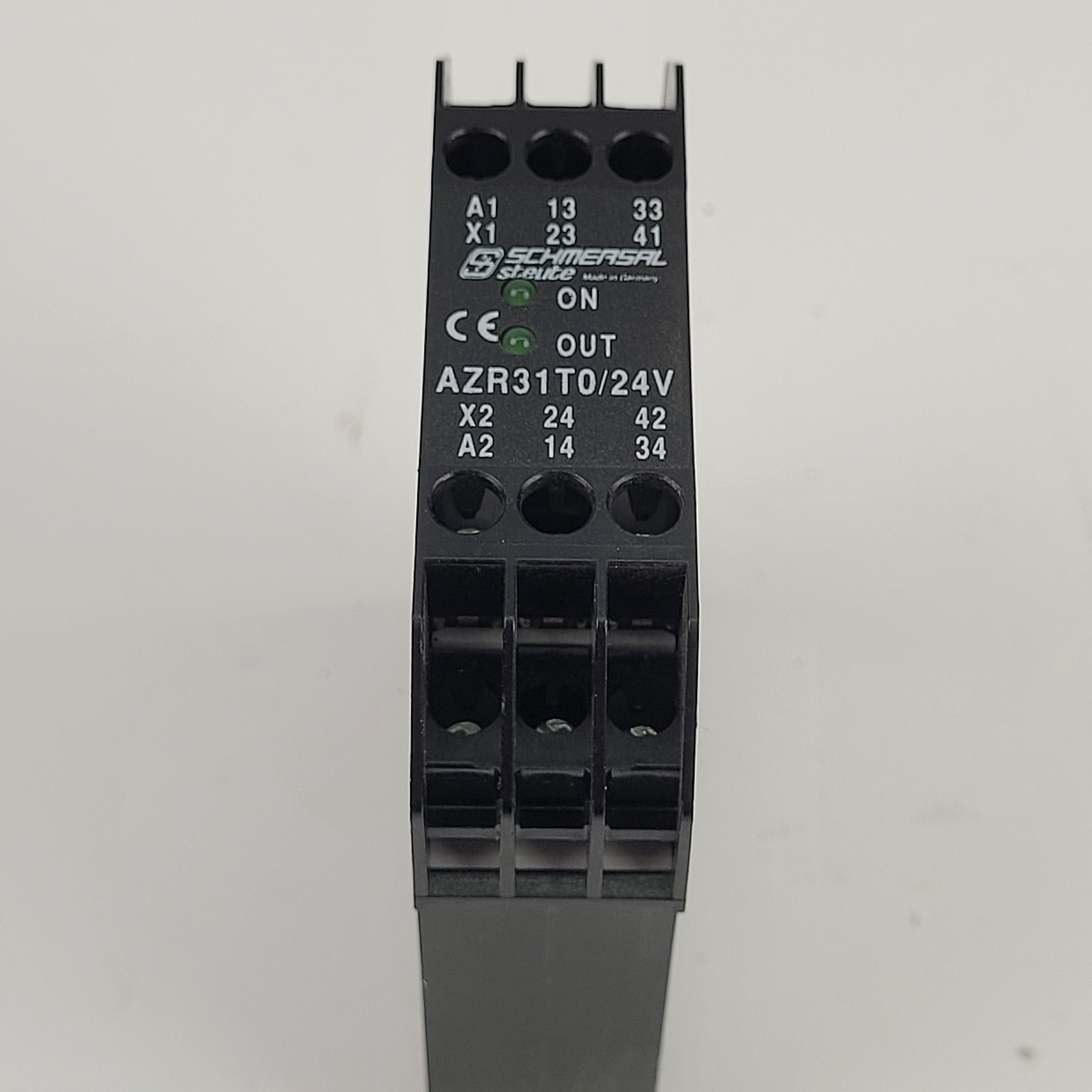 Schmersal AZR31T0 Safety Controller,24VDC/AC,400V Max,0-1000Hz,3 Safety Contacts