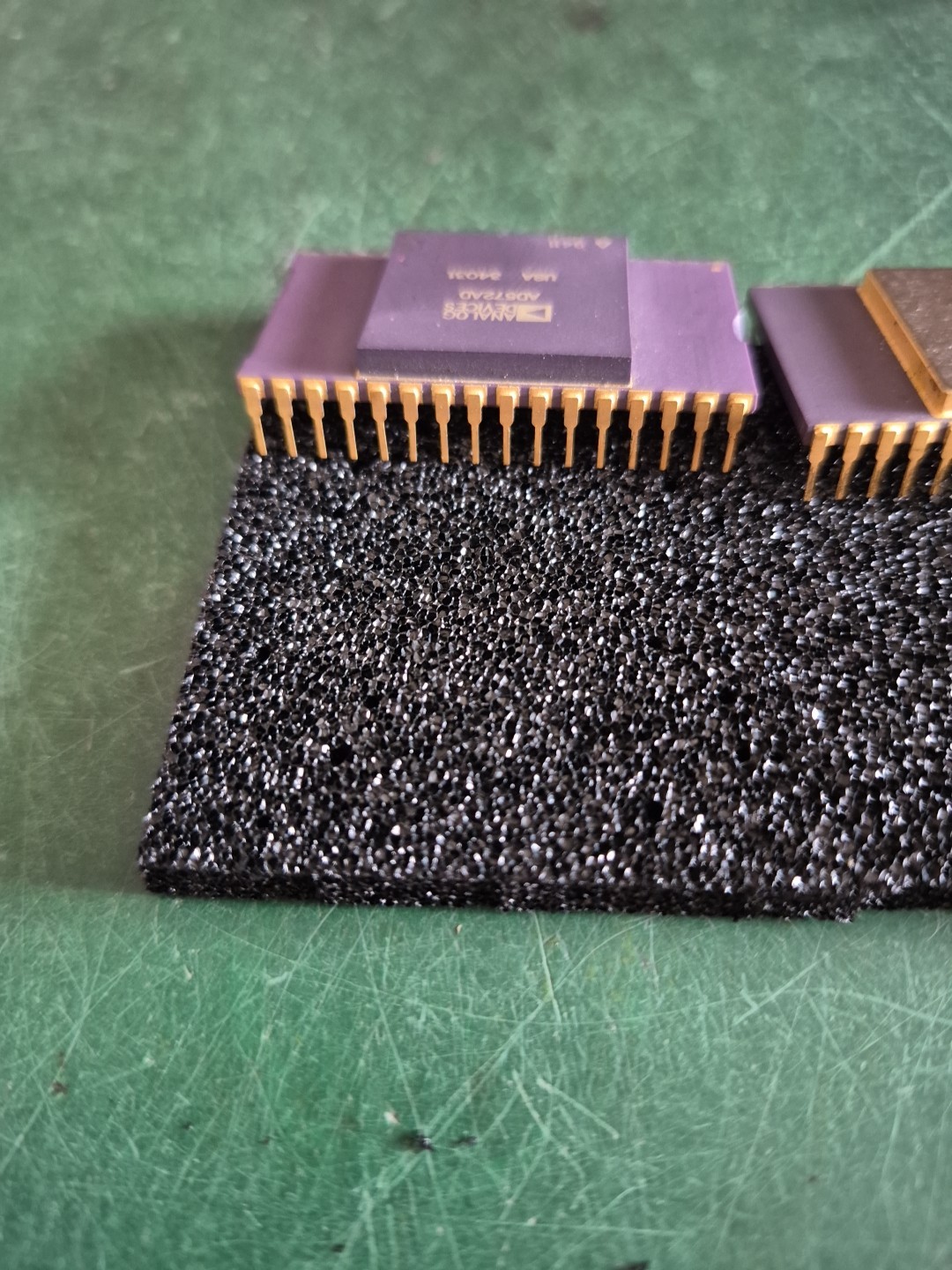 AD572AD ANALOG DEVICES LOT OF 2 AS PICTURED