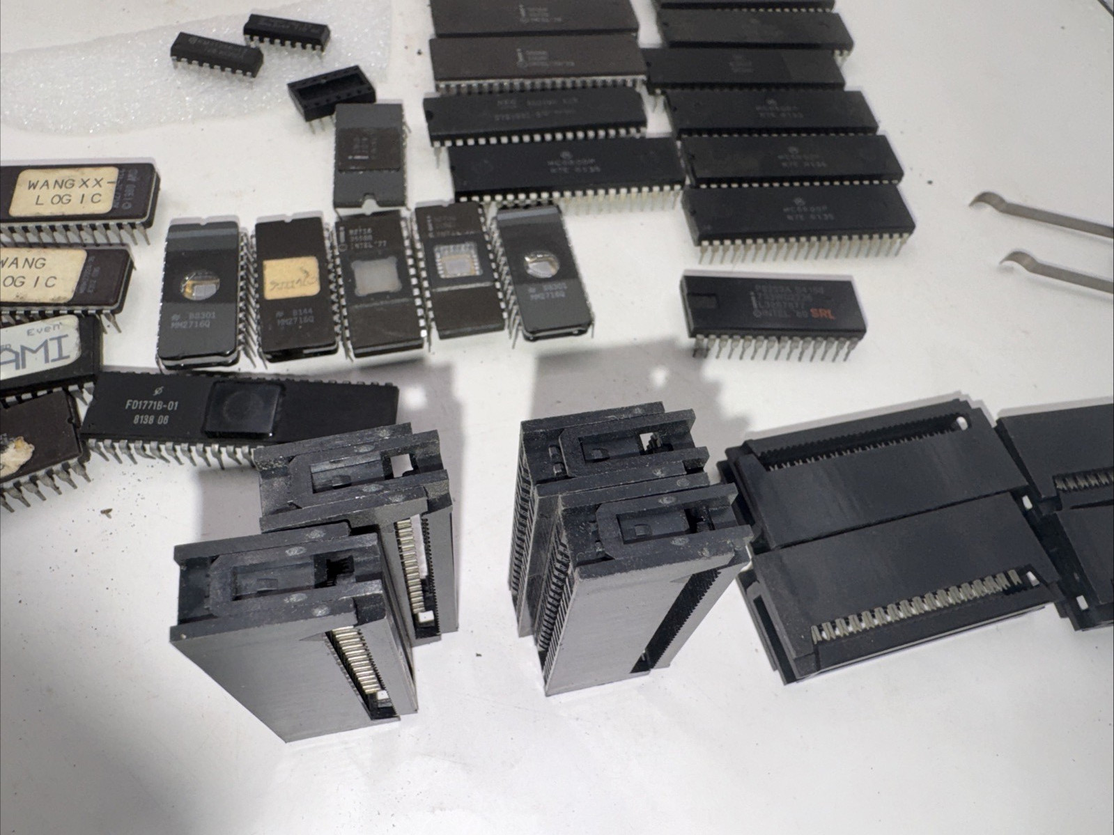 LOT of 25 EPROM IC MEMORY CHIPS – VARIOUS NAME BRANDS