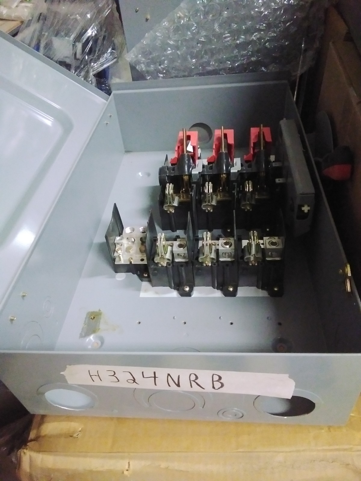 Square D H324NRB – Safety Switch: Fusible, 200 A, Three Phase – NEVER USED –
