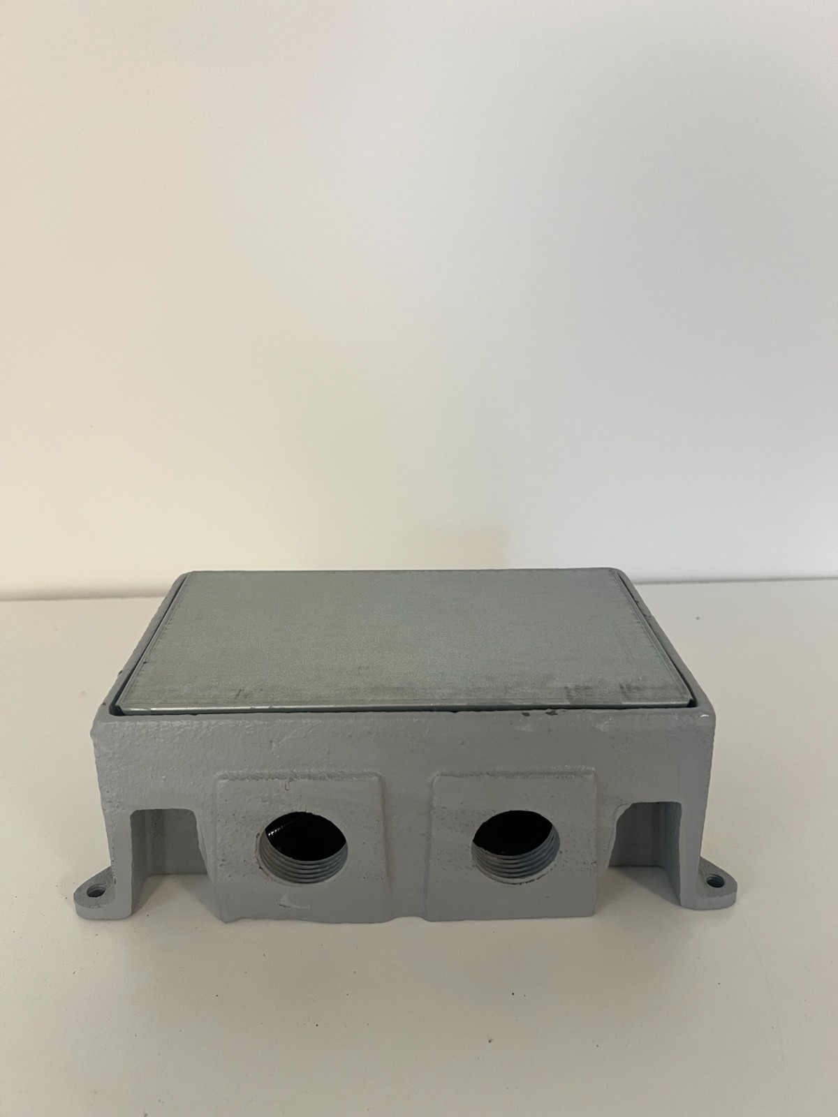 Wiremold 880CS2-1, Iron, 6-Knockout, 2-Gang, Fully Adjustable, Floor Box, GRAY
