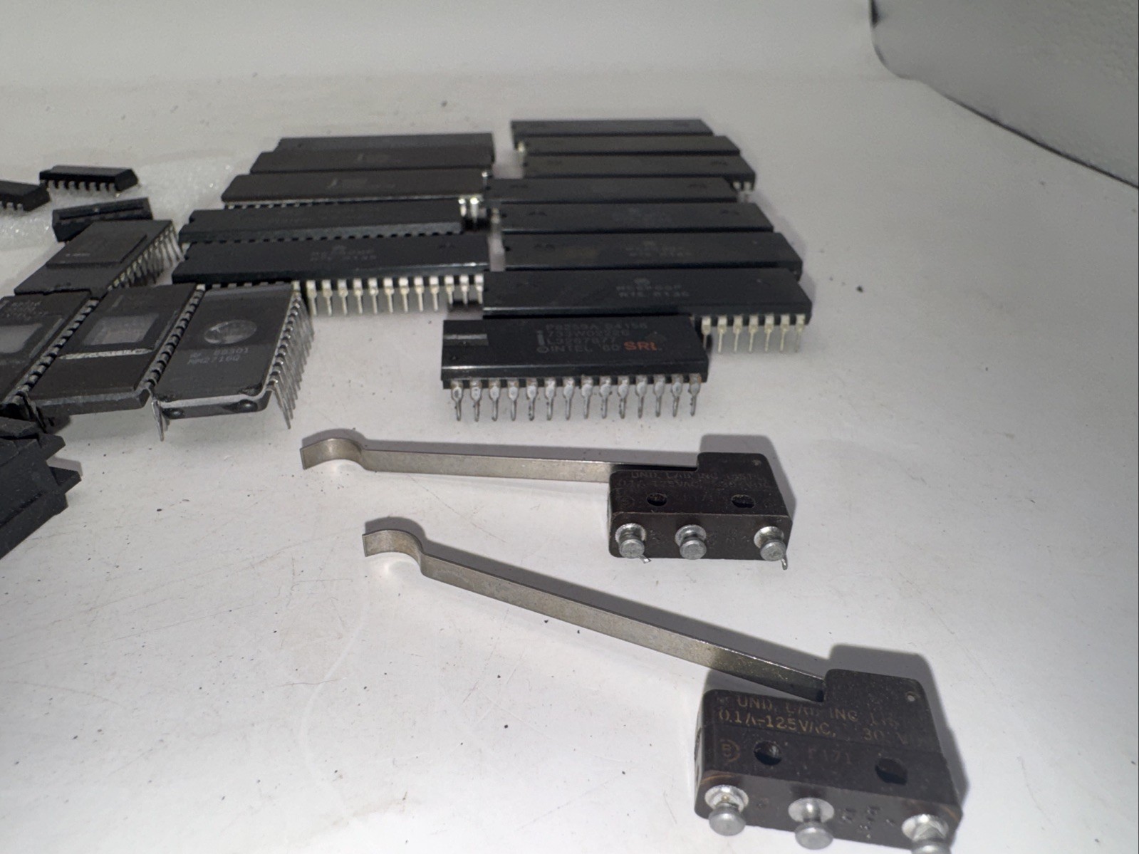 LOT of 25 EPROM IC MEMORY CHIPS – VARIOUS NAME BRANDS