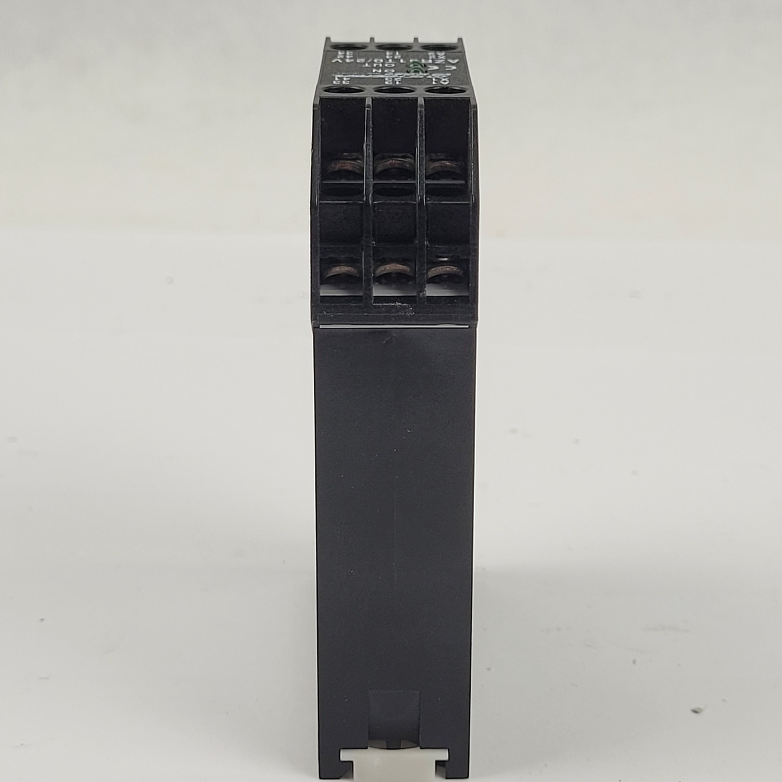 Schmersal AZR31T0 Safety Controller,24VDC/AC,400V Max,0-1000Hz,3 Safety Contacts