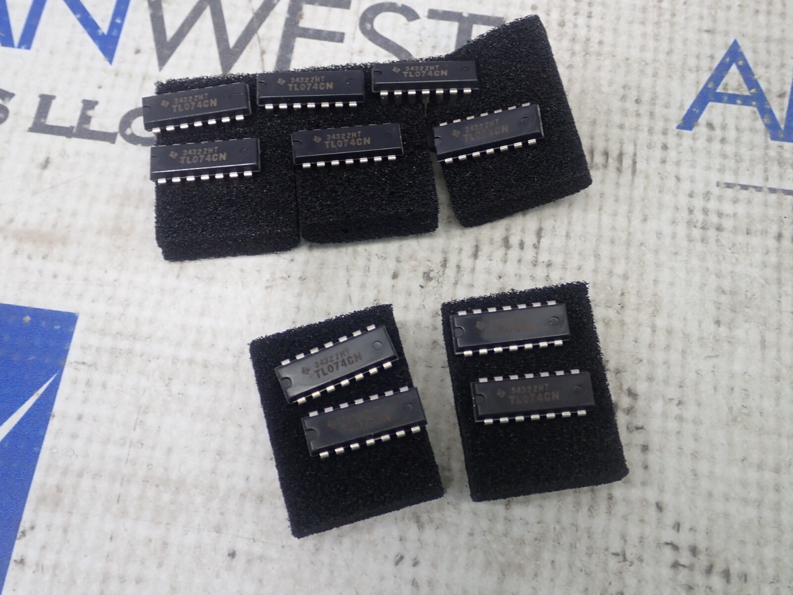NEW Texas Instruments TL074CN OPERATIONAL AMPLIFIER, 4 FUNC, 6000UV Lot of 10