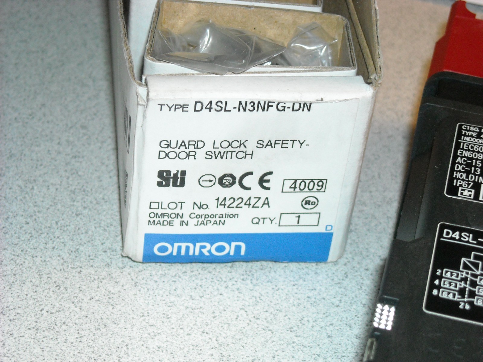 ONE NEW Omron D4SL-N3NFG-DN Guard Lock Safety Door Switch