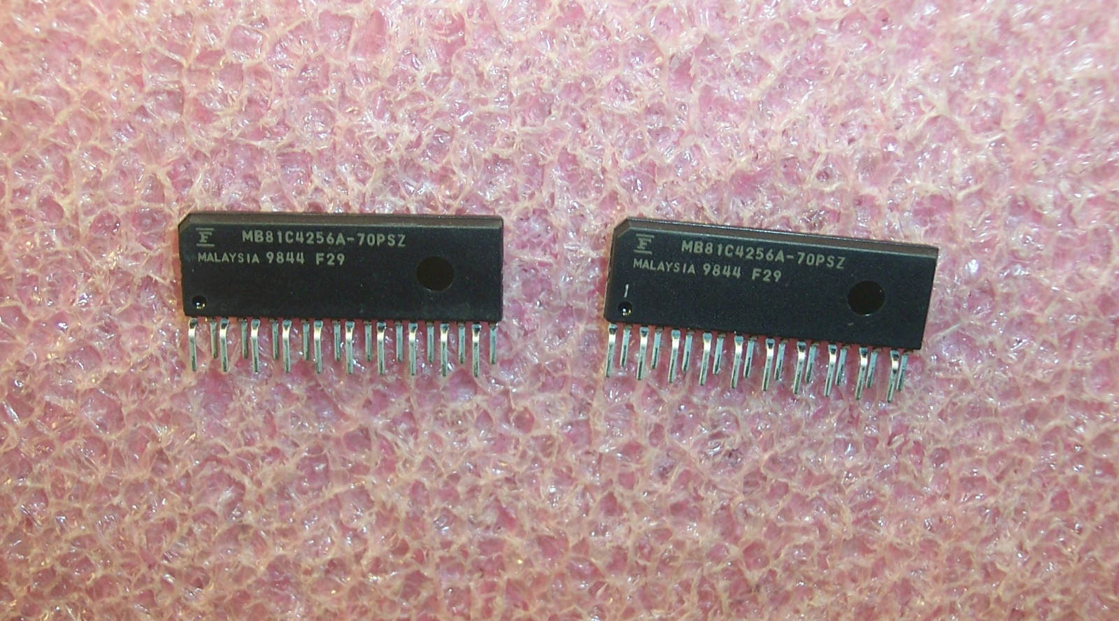 QTY (18) MB81C4256A-70PSZ FUJITSU 20 PIN ZIP 256Kx4 FAST PAGE MODE DRAM NOS