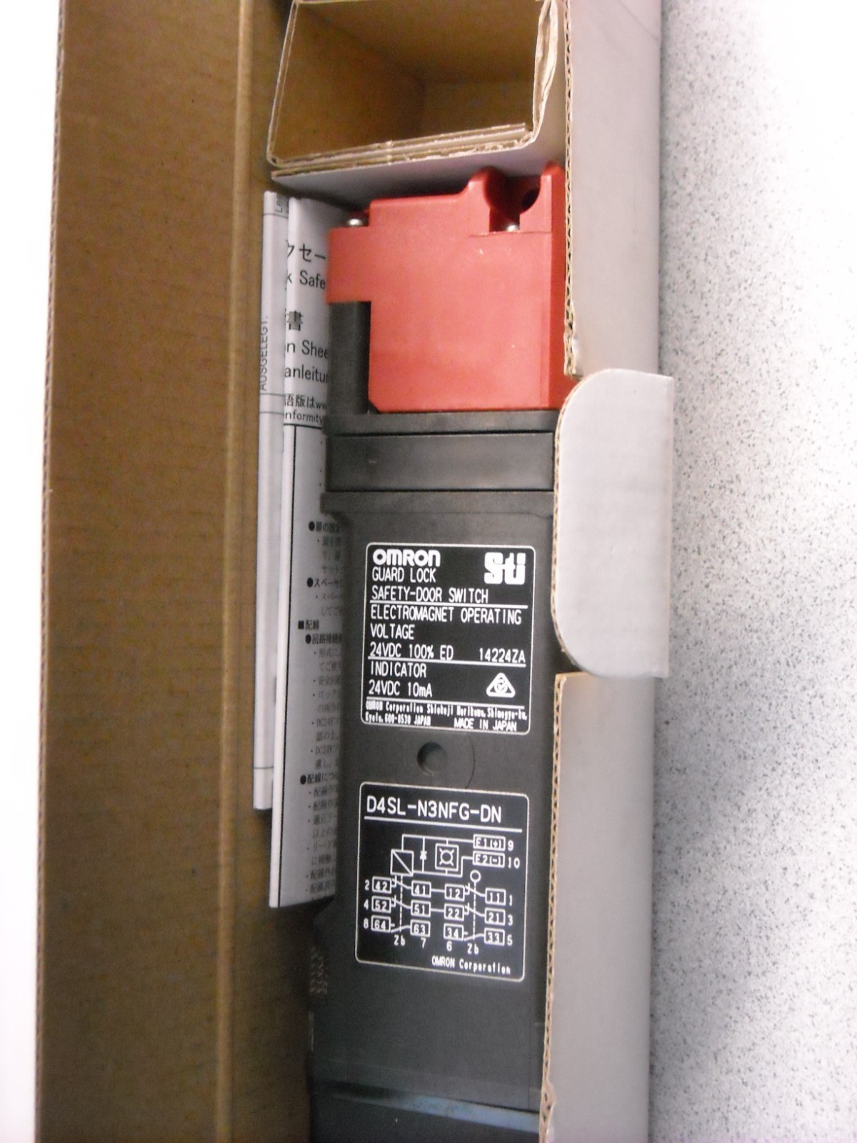 ONE NEW Omron D4SL-N3NFG-DN Guard Lock Safety Door Switch