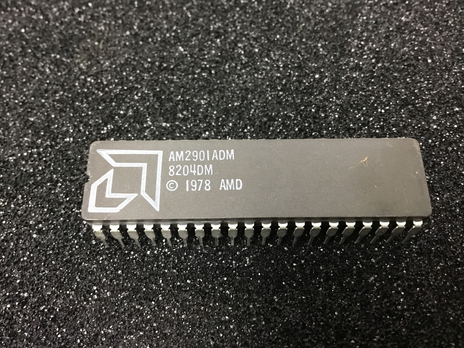 (1 PC) AMD AM2901ADM 4-BIT, BIT-SLICE MICROPROCESSOR, CDIP40