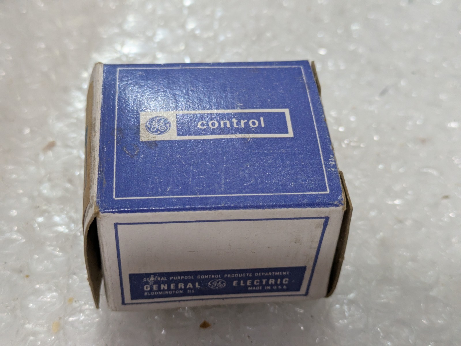 GE CR2940UW200J Heavy-Duty Oiltight Green Illuminated Push Button Cap Guard