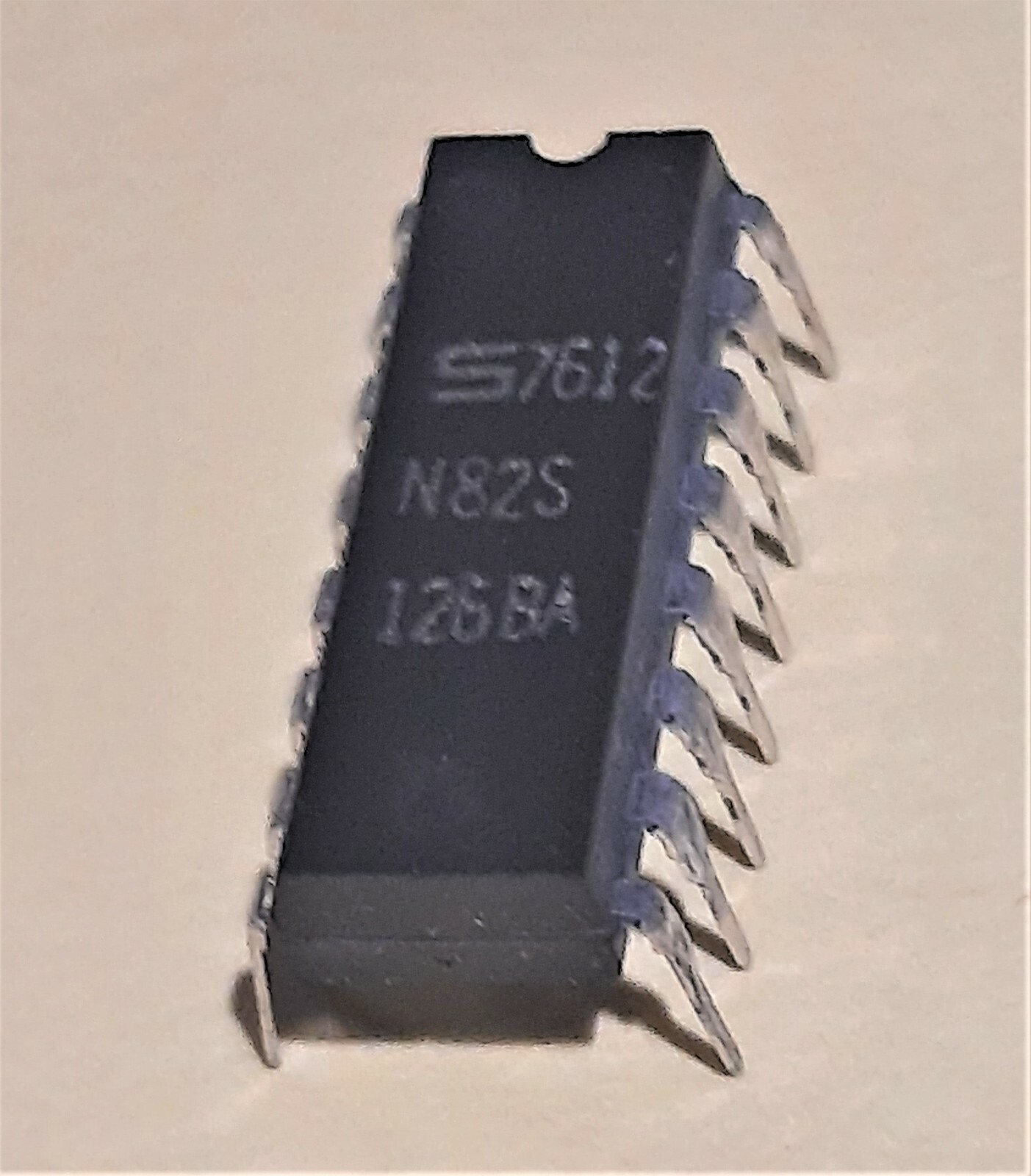 N82S126BA Signetics 256×4 Bipolar OTP Fuse-link PROM in plastic DIP