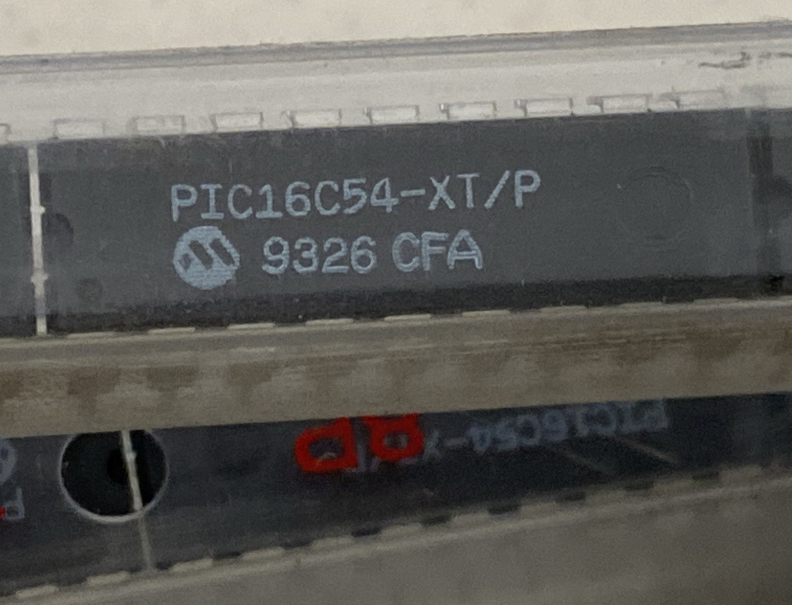 Lot 200 PIC16C54-XT/P DIL 8 MICROCHIP PIC16C54 9323CFA IC
