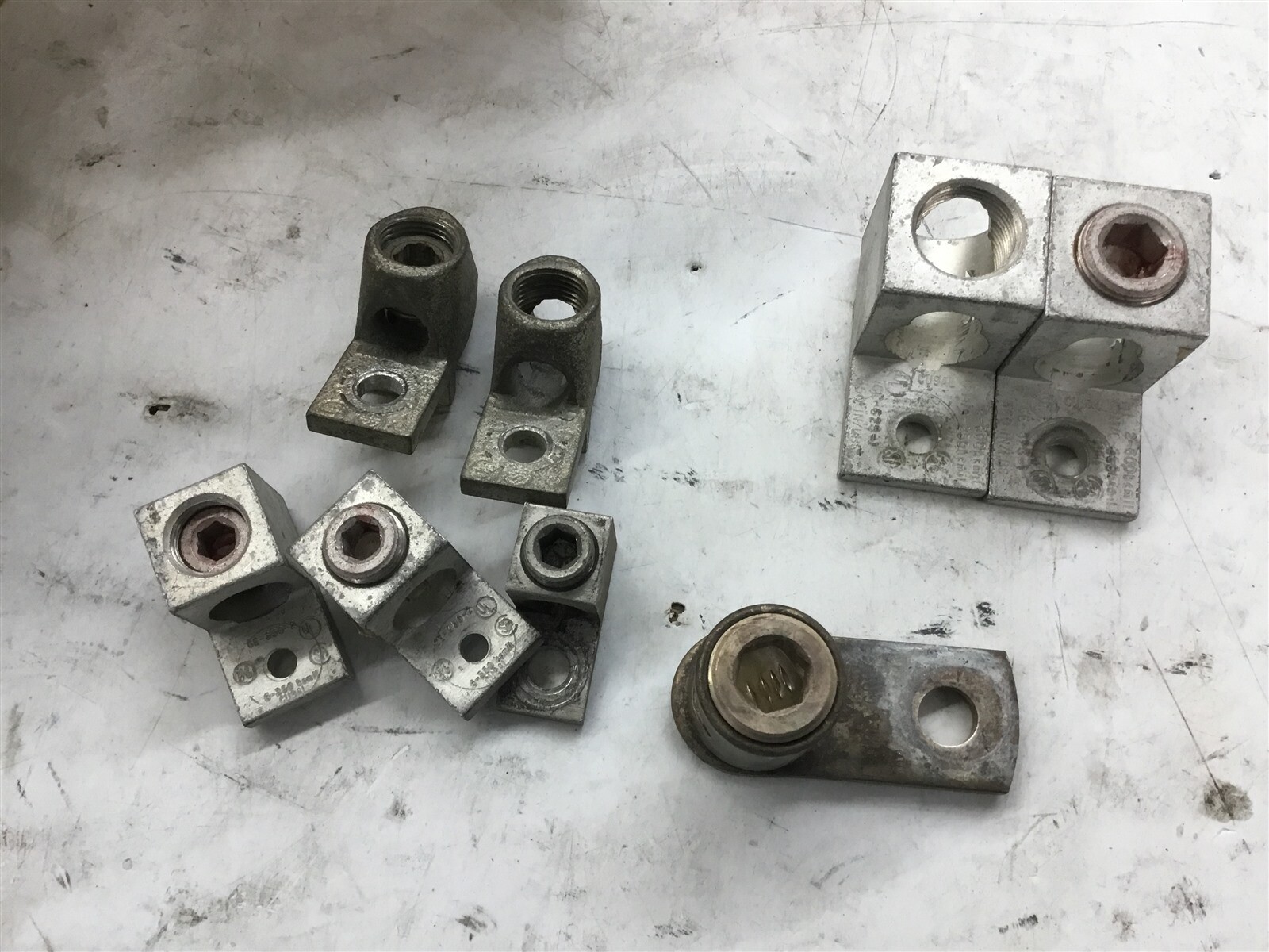 Lot Of 8–Various Size Lugs Selling As Pictured
