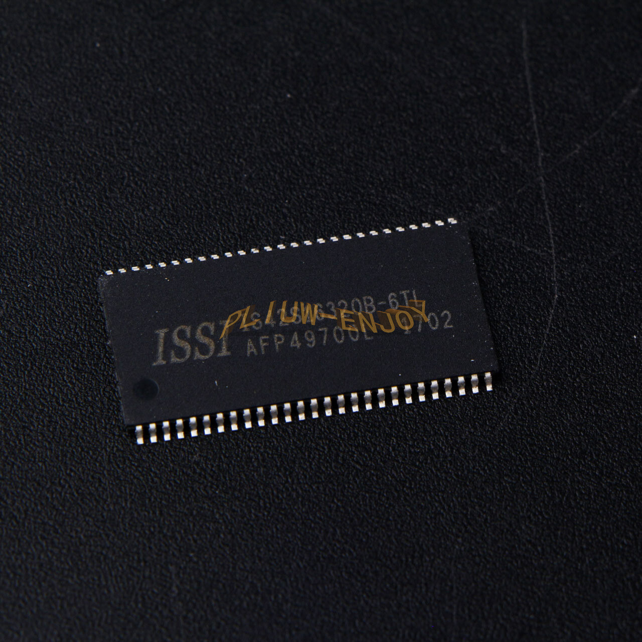 NEW 1PCS ISSI IS42S16320B-6TL TSOP54 64M x 8, 32M x 16 512Mb SYNCHRONOUS DRAM