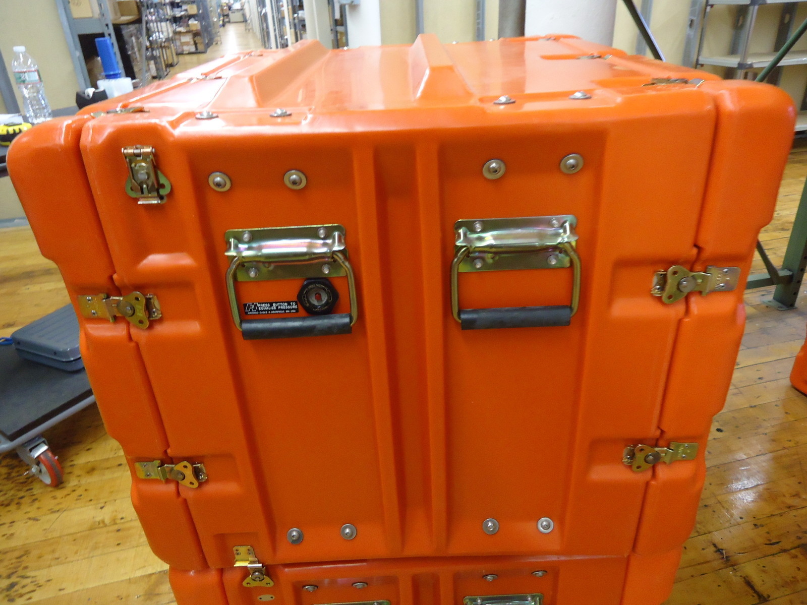 30-9554100 HARDIGG Custom 27x21x20.5″ case w/ 3″ lids on top and bottom NEW