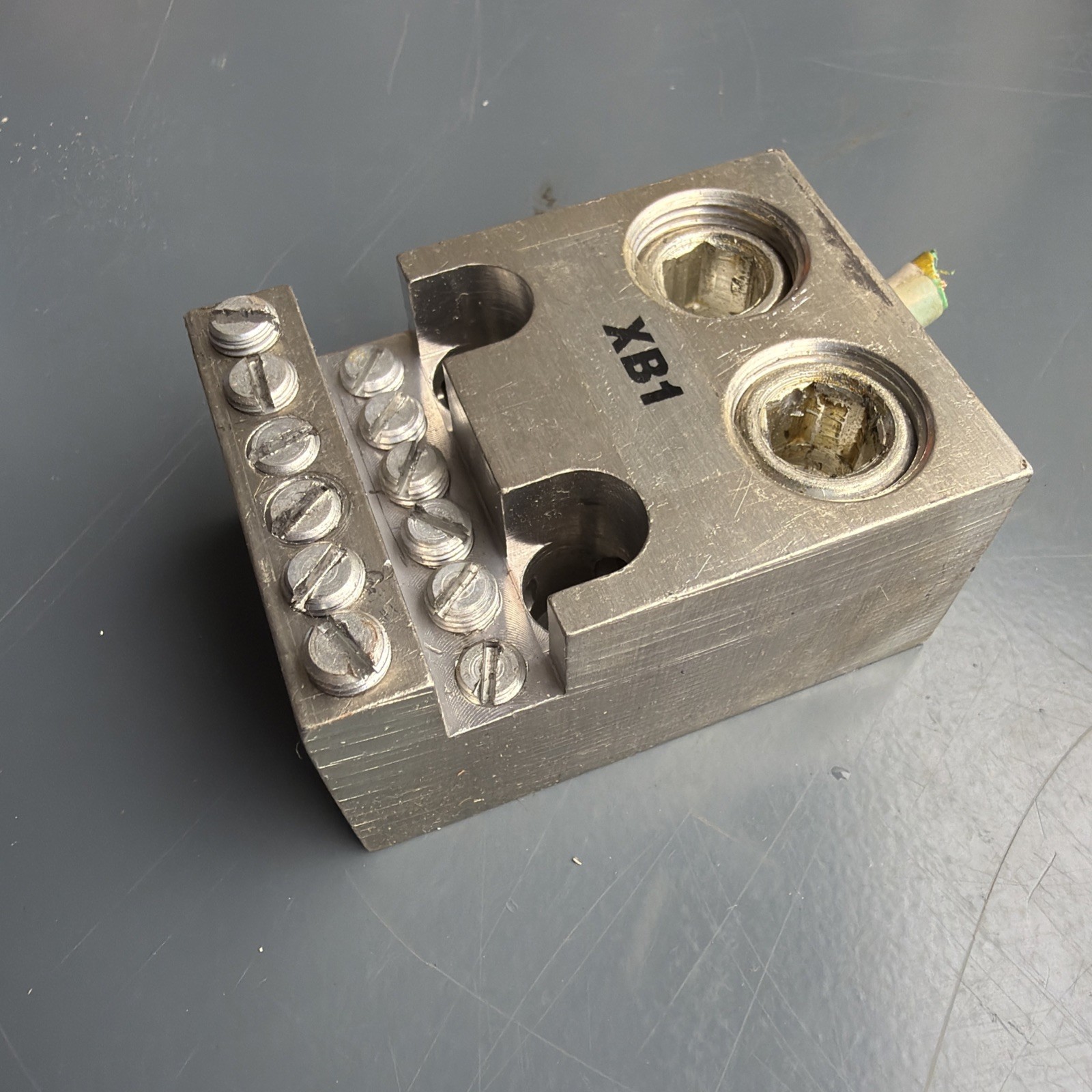 Aluminum Distribution Conductor Splice Block Lug 2-Wire 2000kcmil to 6-Wire 2/0