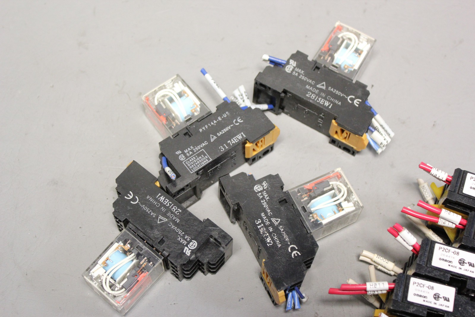 LOT OF OMRON RELAYS AND BASES AS PICTURED