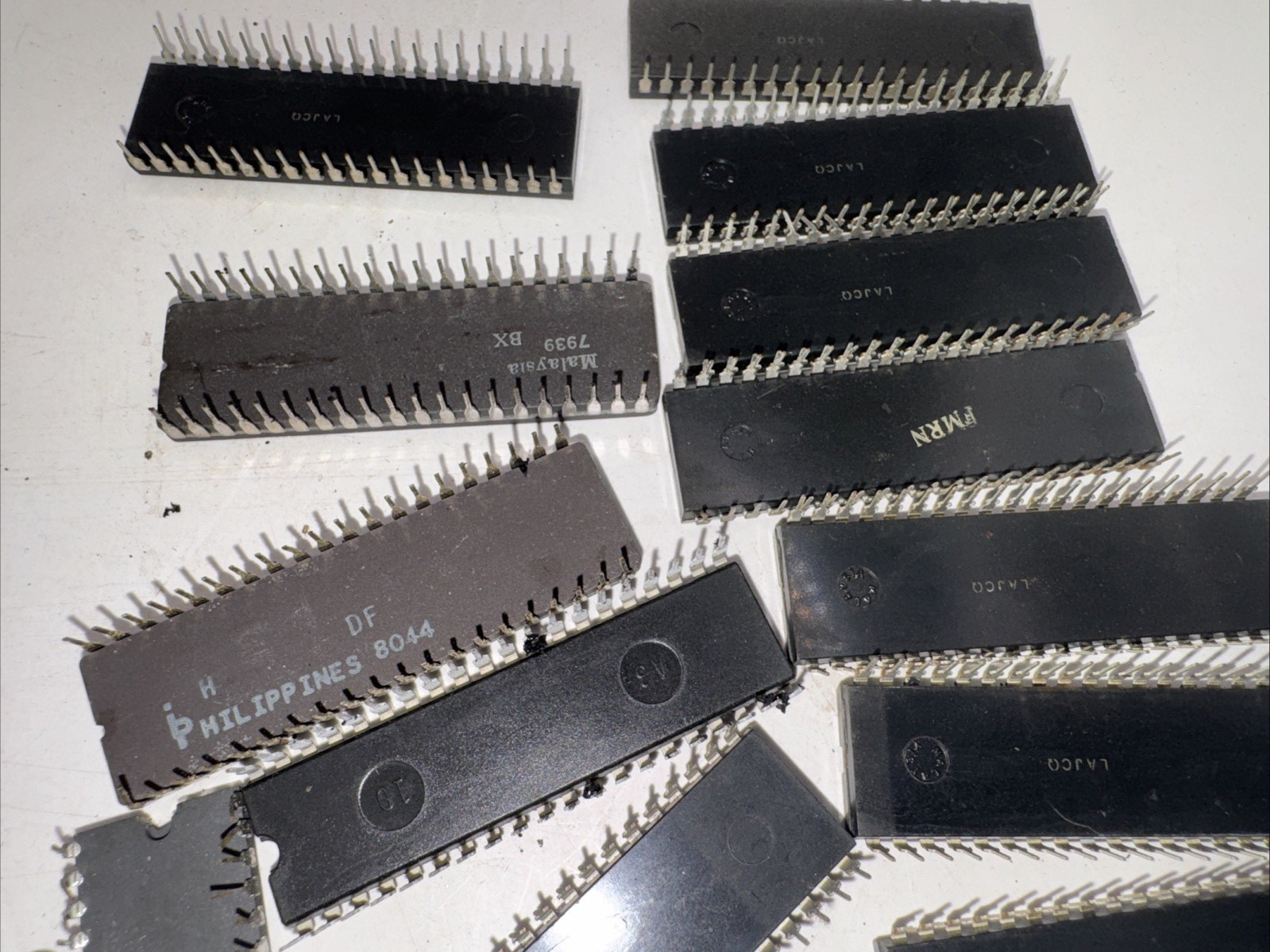 LOT of 25 EPROM IC MEMORY CHIPS – VARIOUS NAME BRANDS