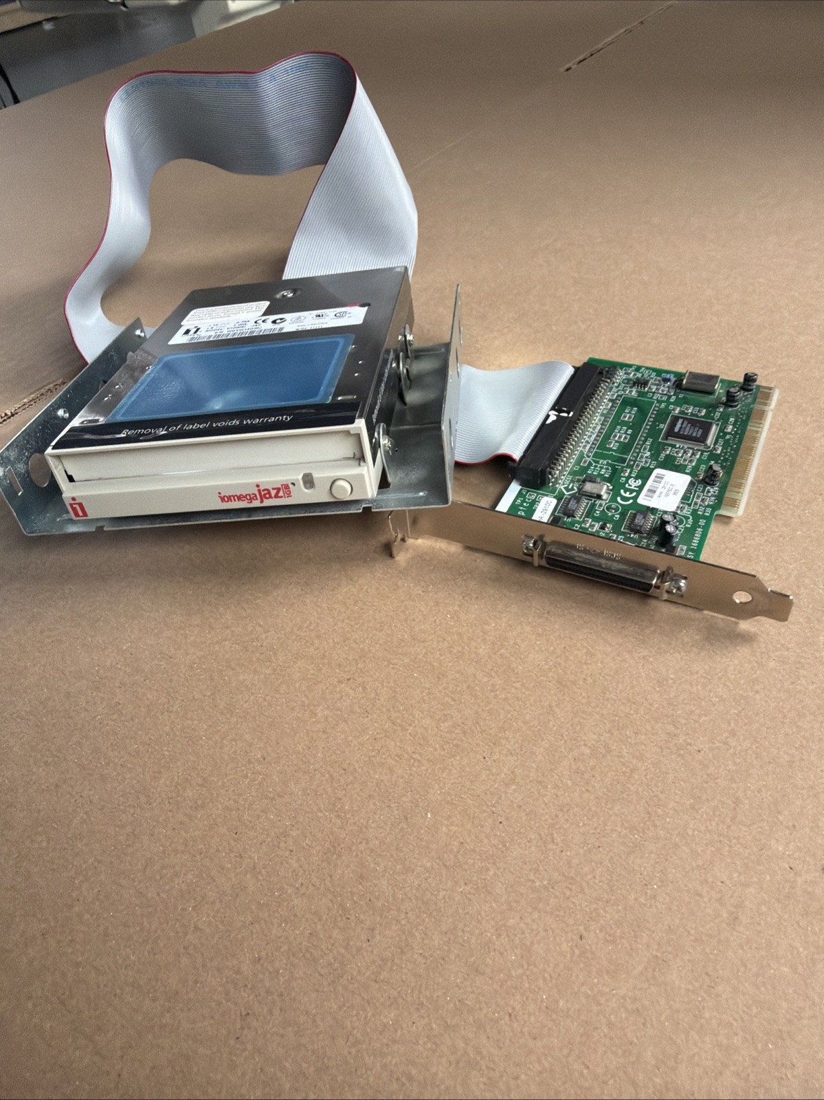 V1000SI IOMEGA JAZ DRIVE 1GB WITH AHA-2910C CARD AND RIBBON CABLE