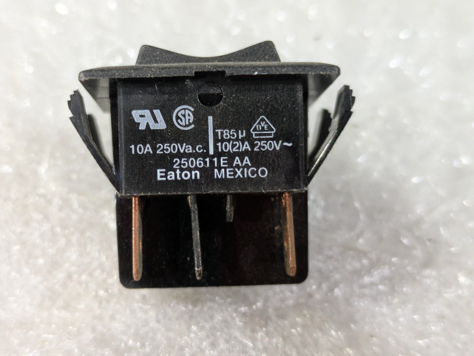 Eaton 250611E Rocker Switch 10A 250VAC On Off Snap-In Panel Mount Industrial