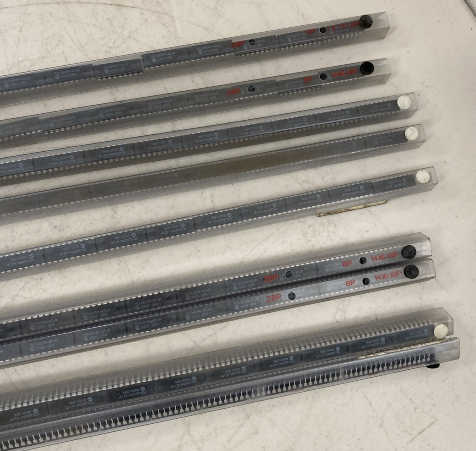Lot 200 PIC16C54-XT/P DIL 8 MICROCHIP PIC16C54 9323CFA IC