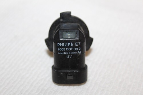 One New Old Stock Phillips E7 Halogen Headlight Bulb 12v 9005 DOT HB 3