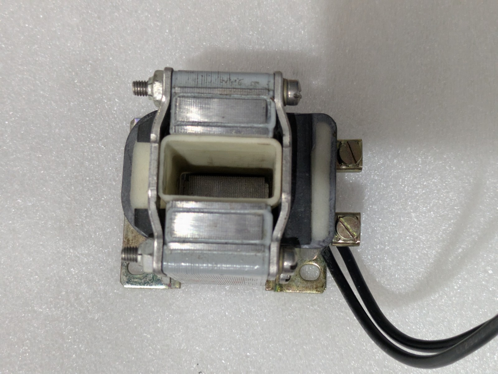 GENERAL ELECTRIC SOLENOID CR9500B102A3A CR9500 115V (BOX OF 1)60HZ 600VOLTS
