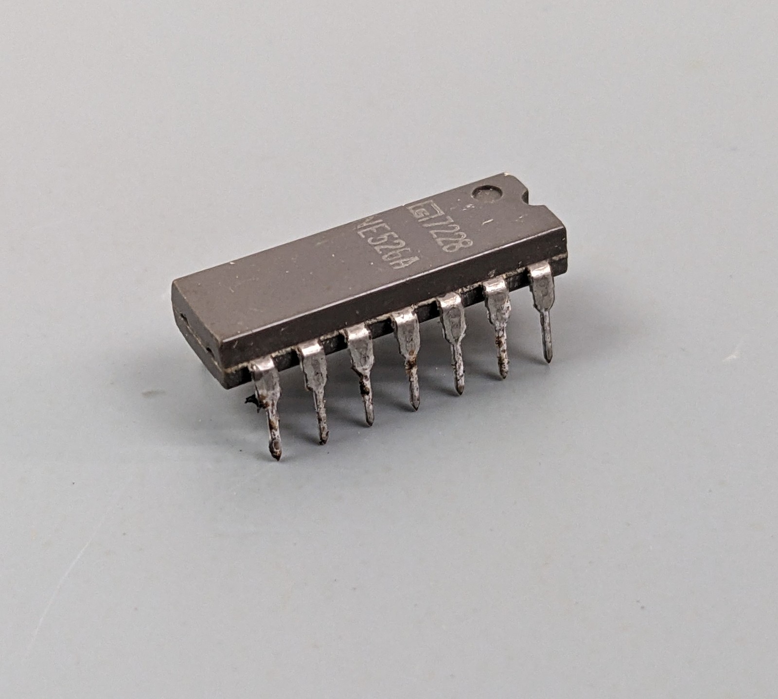 Signetics NE526A Analog Voltage Comparator IC