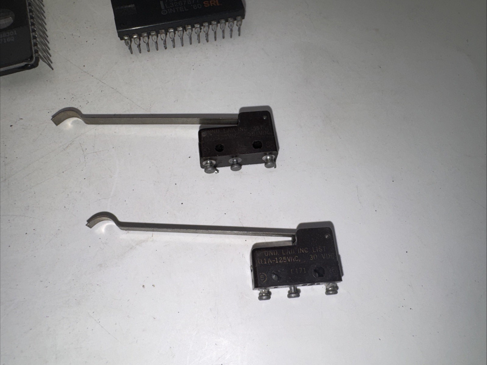 LOT of 25 EPROM IC MEMORY CHIPS – VARIOUS NAME BRANDS