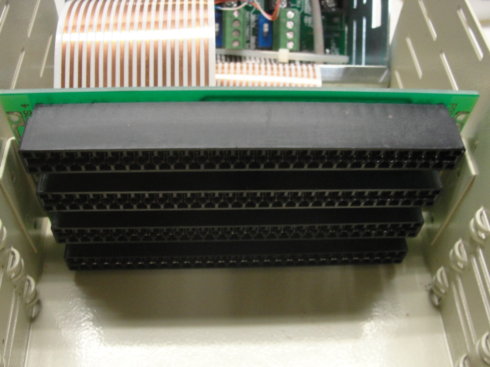 Pairgain enclosure HRE 421 150-1125-01 + Higain HRU 412 + Troncom DTWA 528-04
