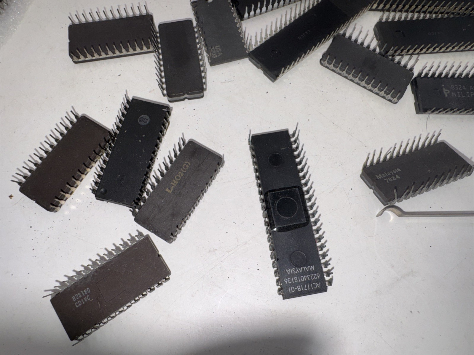 LOT of 25 EPROM IC MEMORY CHIPS – VARIOUS NAME BRANDS
