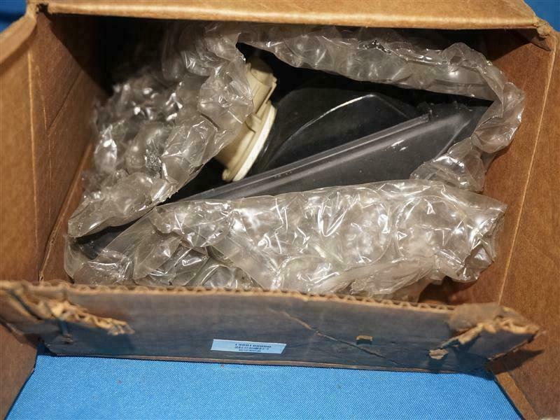 Ford F5UZ-13405-A F5UZ13405A Lamp NEW NOB