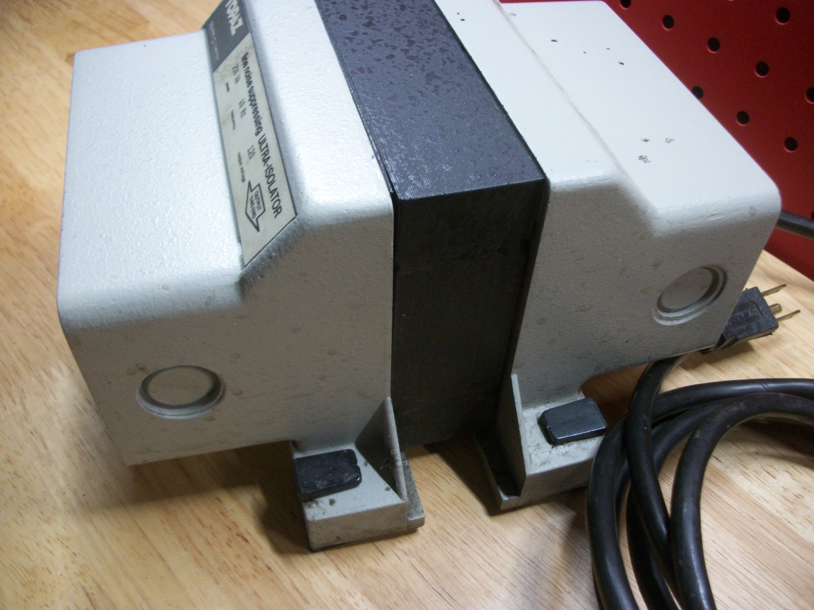 Square D Topaz 250VA Line Noise Suppressing Ultra-Isolator (91092-32) NEW