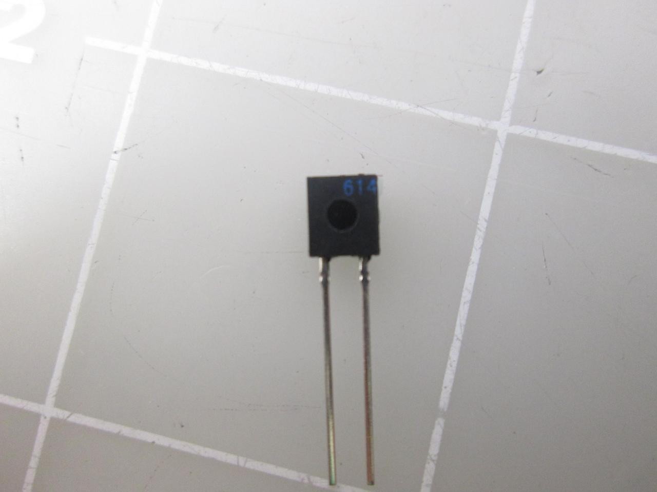 LOT OF 494 FAIRCHILD 100-05450-500 FSC QSE122 CAPACITORS SEMICONDUCTORS T63811