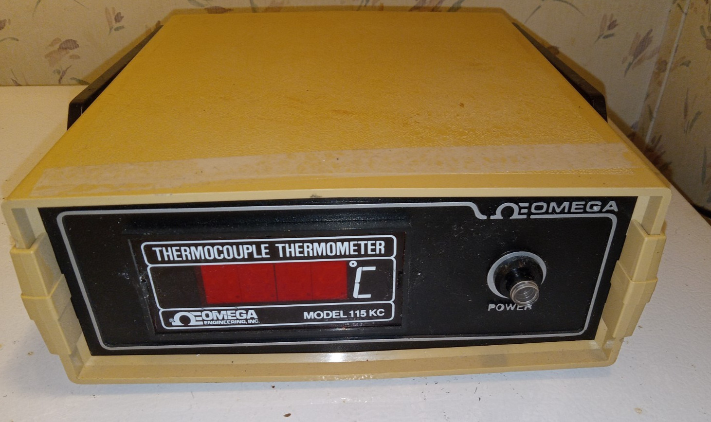 Lot of 2 Omega Thermocouple Thermometer MODEL 115KC + MODEL 115JC NICE W/CORDS