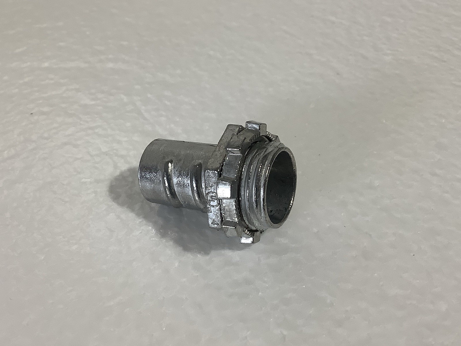 100 qty Southwire 451 1/2″ Die-Cast BX-Flex Connector Screw In Type