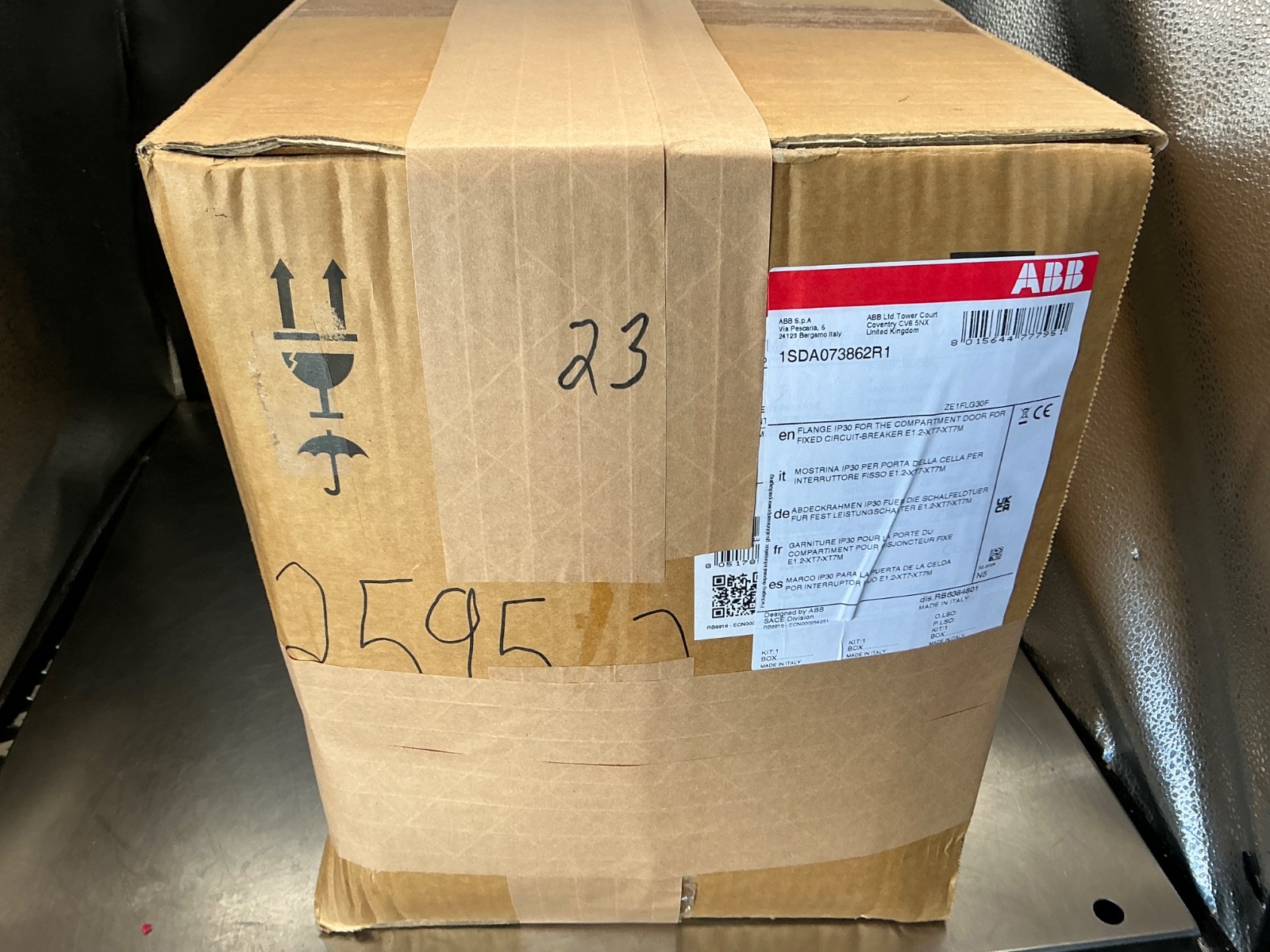 (23) ABB 1SDA073862R1 FLANGE IP3O FOR THE COMPARTMENT DOOR FOR E1.2-XT7-XT7M