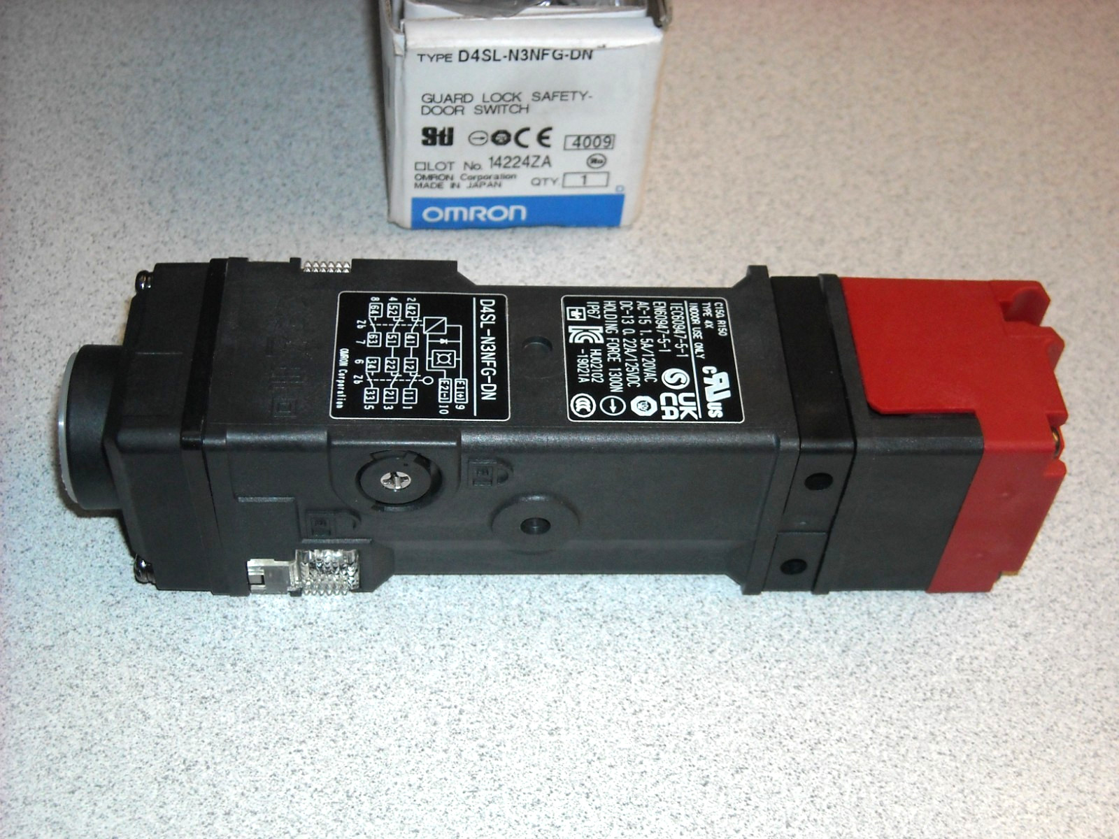 ONE NEW Omron D4SL-N3NFG-DN Guard Lock Safety Door Switch