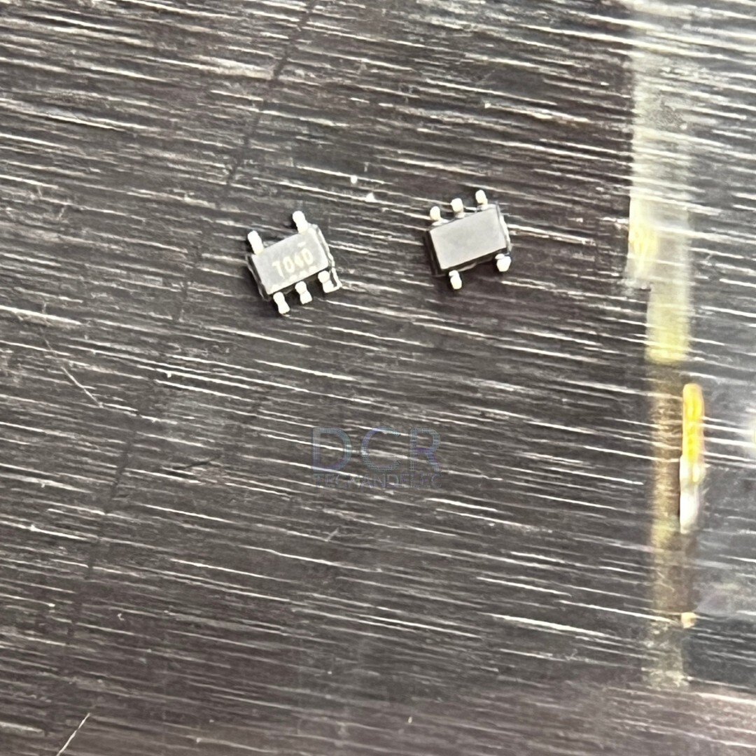 New Old Stock Fairchild NC7ST04P5X 5-Pin Logic HST Inverter CMOS TTL Compatible