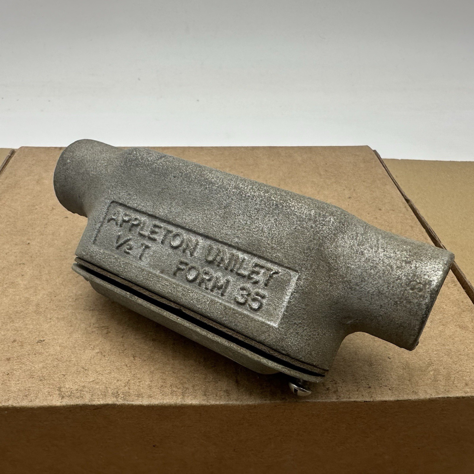 Appleton 1/2″ Mall Iron Form 35 Unilets 1/2 T No Box – Appears Possibly Unused