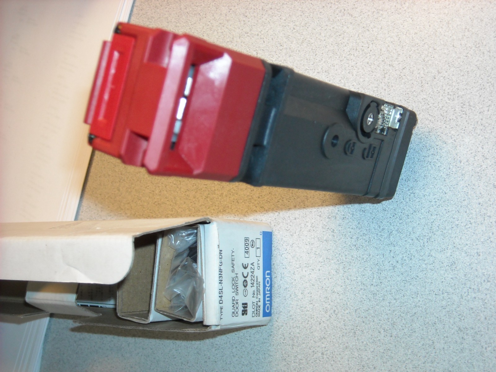 ONE NEW Omron D4SL-N3NFG-DN Guard Lock Safety Door Switch