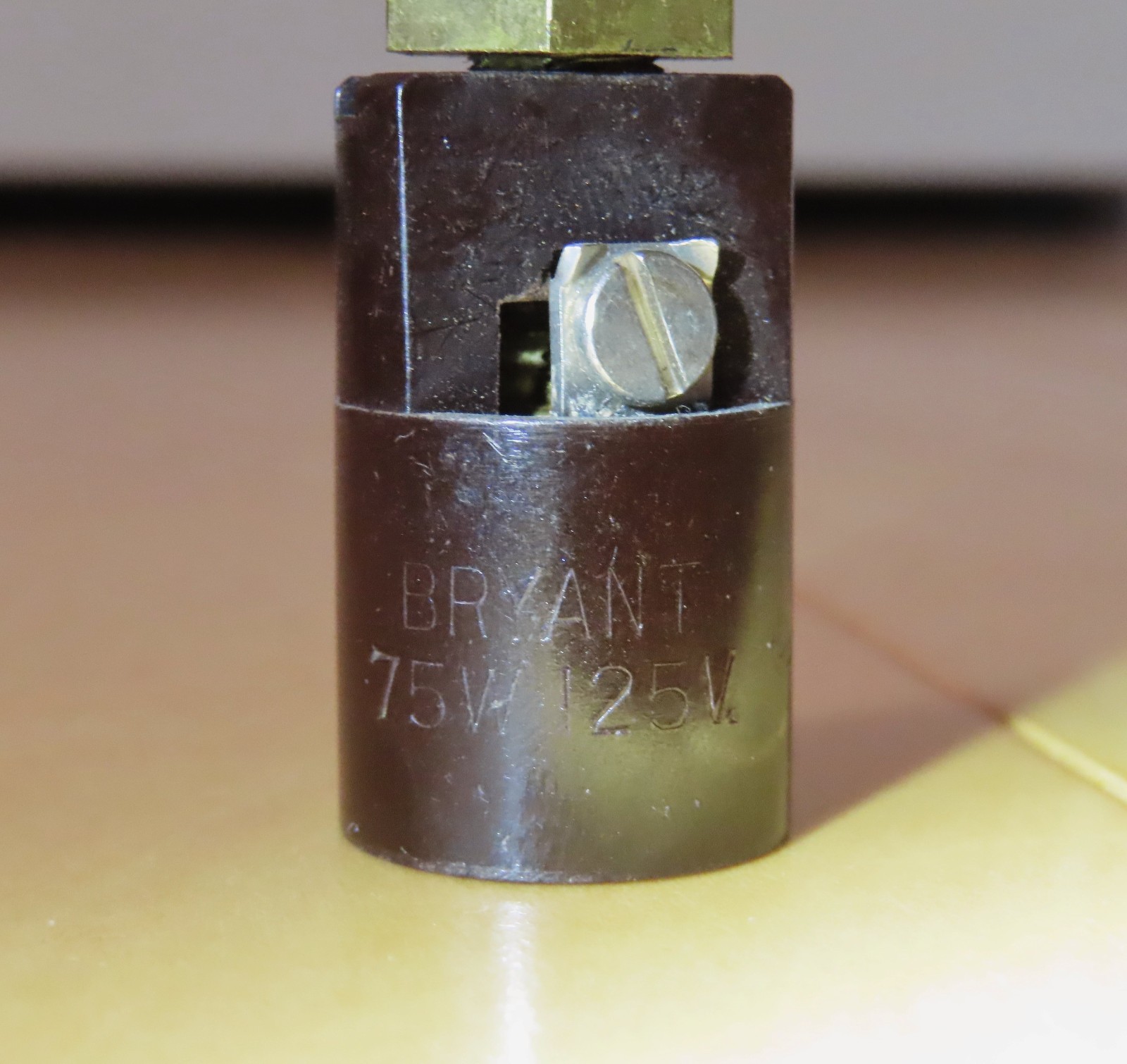 VTG Bryant Miniature Panel-Mount Lamp/Light Socket (75W 125V) w Hex Mounting Nut