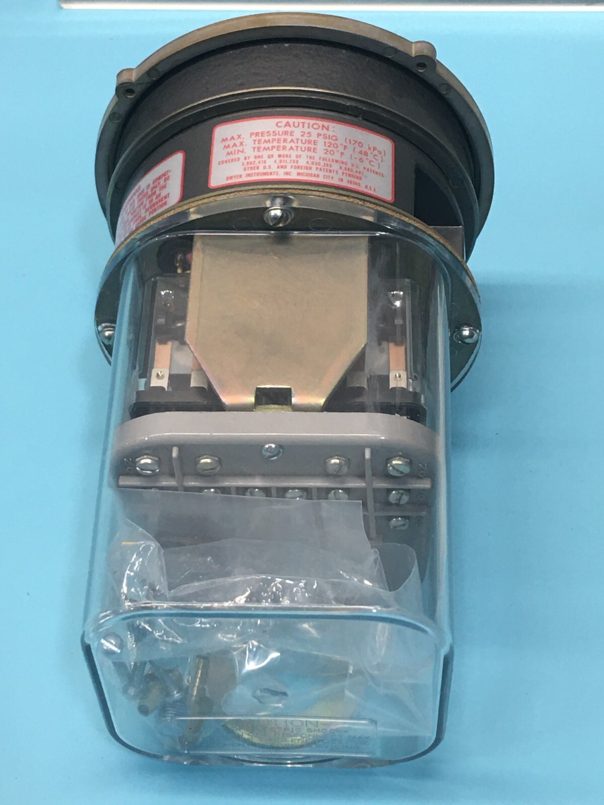 Dwyer Photohelic Series 3000 Pressure Switch/Gage, 160440