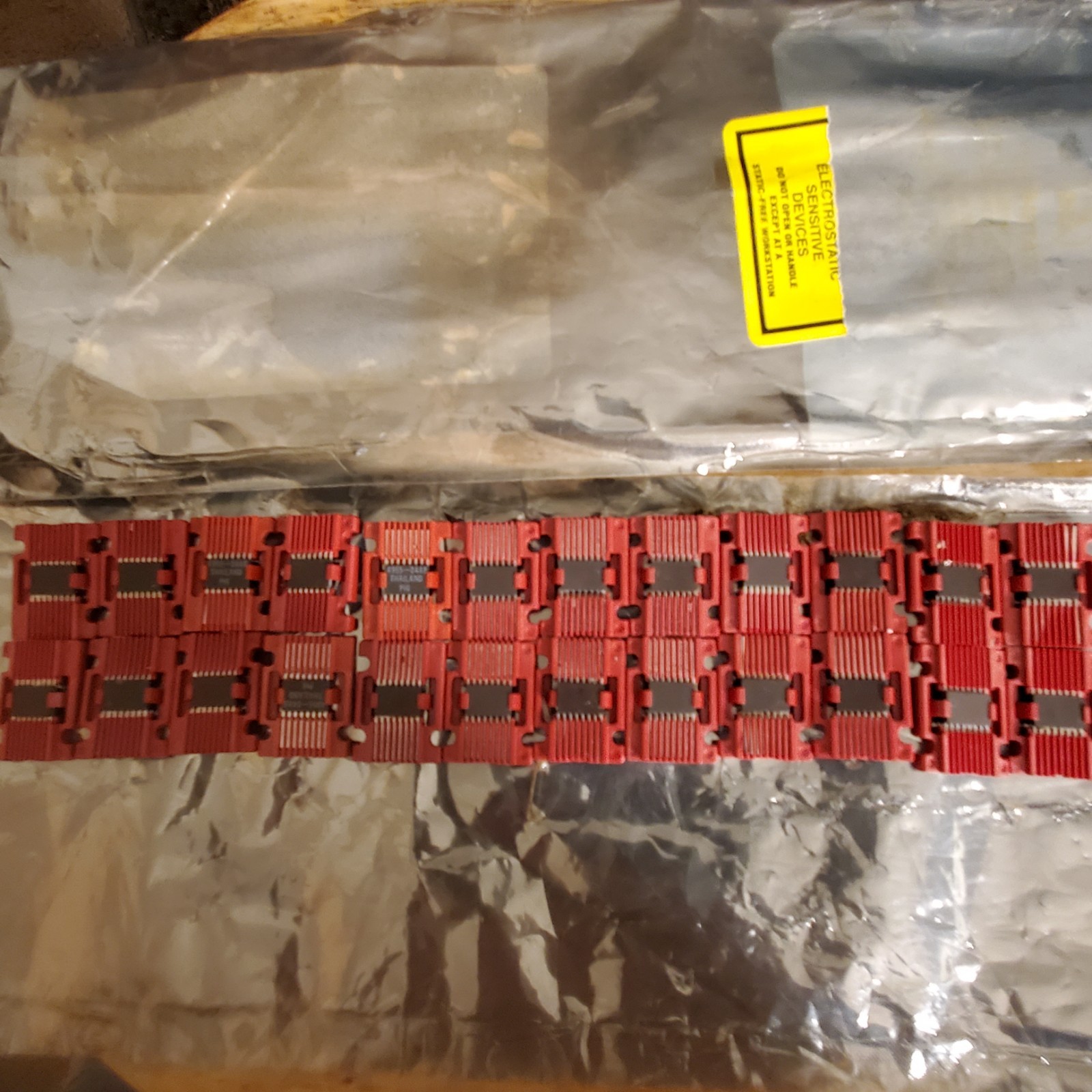 MIS-22876 SIGNETICS NOS LOT OF 24 CHIPS SEE DESC