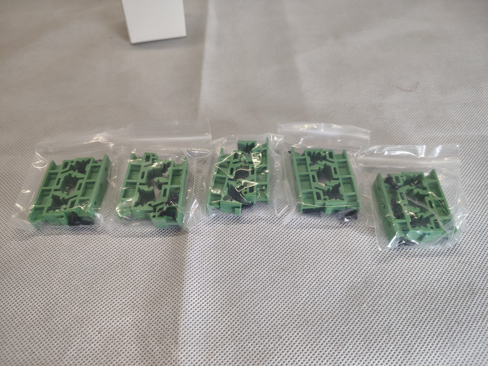 SYSL PCB DIN Rail Mount Bracket Set 15mm Green Terminal Bases 5-Pack New