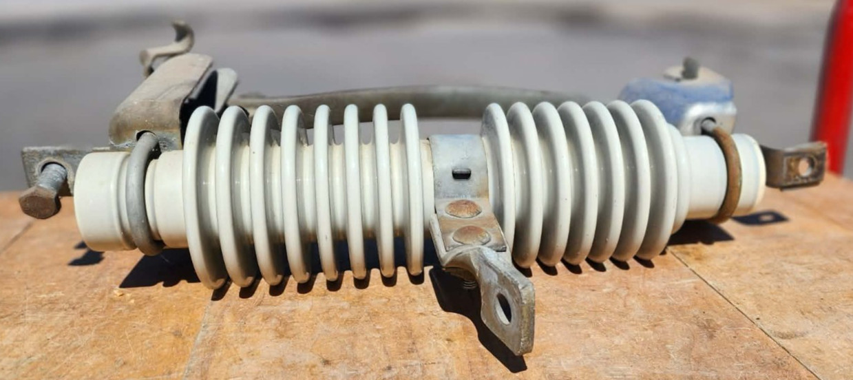 Joslyn 100/200A Polymer Deadend Strain Insulator Assembly w/ Clamp N.O.S.