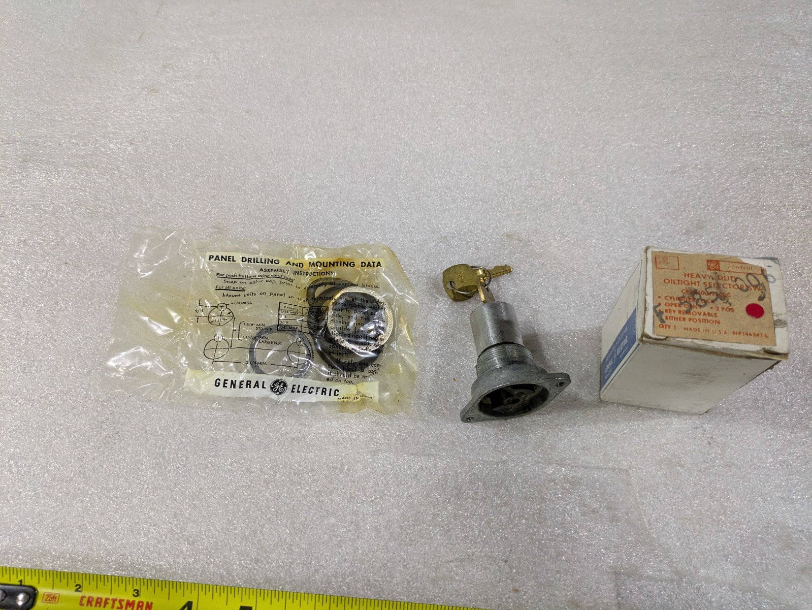 GE CR104 Heavy Duty Oiltight Key Selector Switch 2 Position Panel Mount Operator