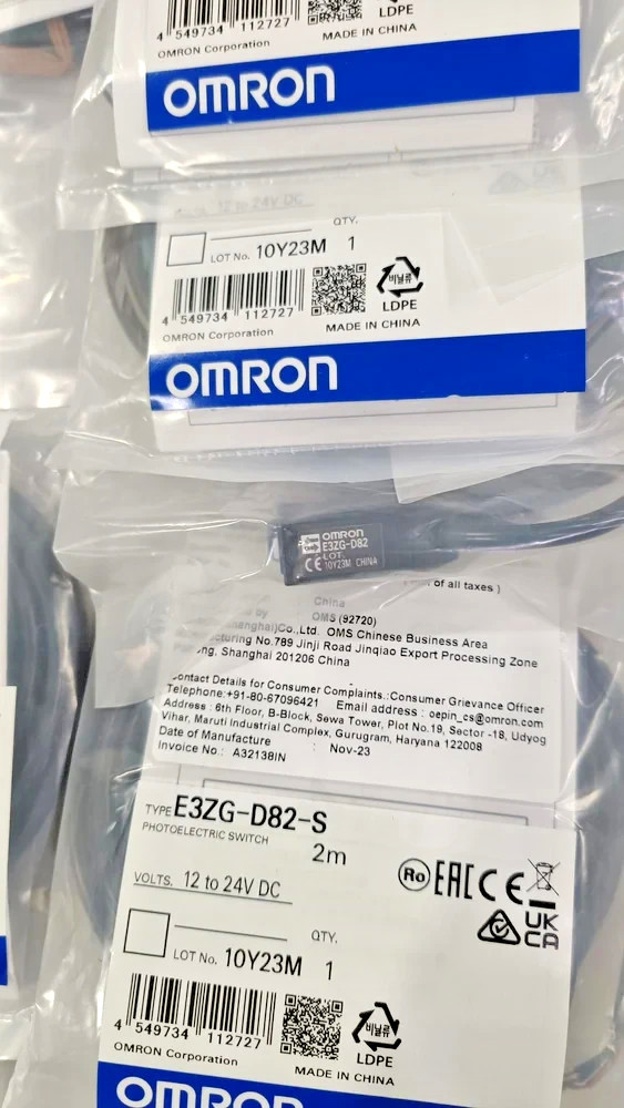 2PCS LOT- Omron E3ZG-D82-S Photoelectric Sensor- New